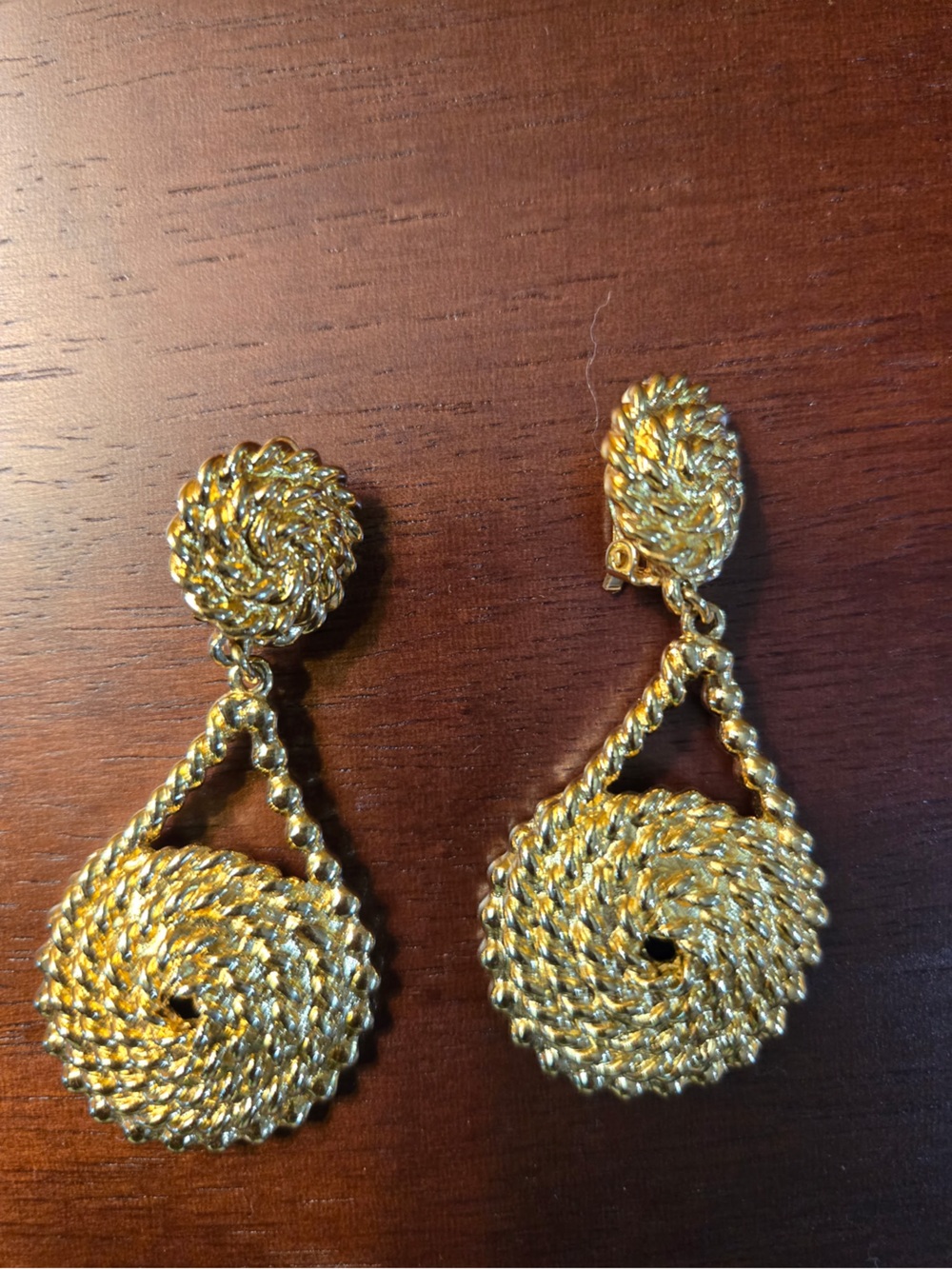 Gold tone winding rope earrings